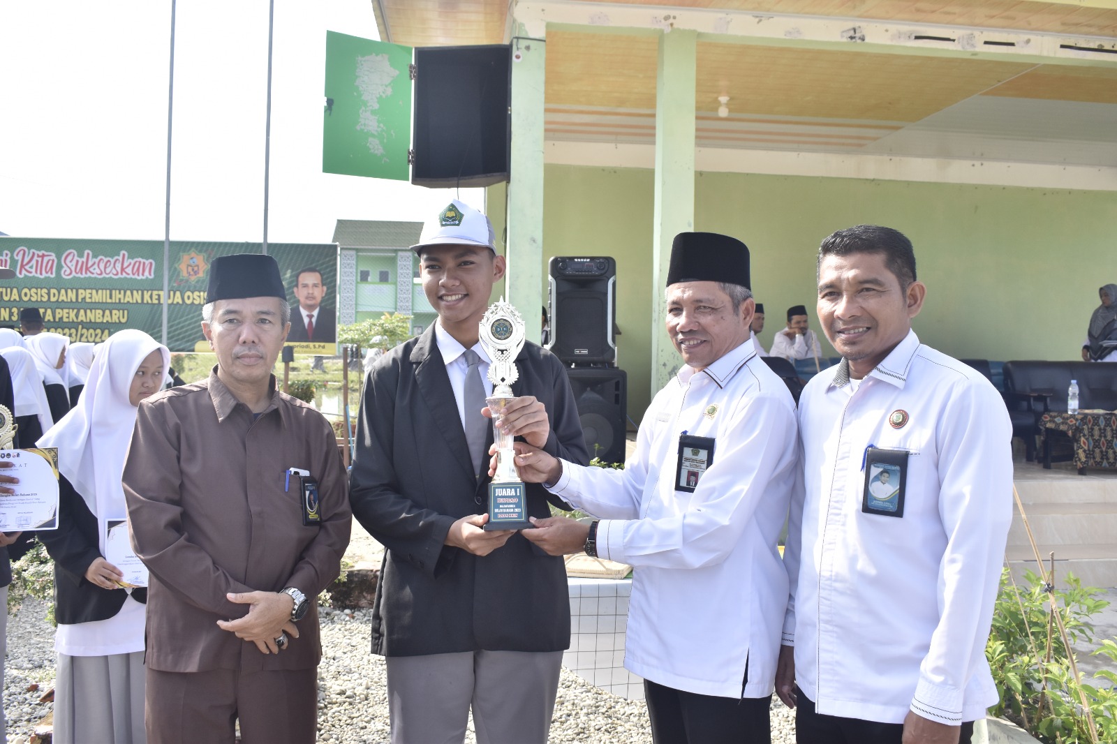 SISWA MAN 3 RAIH JUARA BULAN BAHASA DAN ACCOUSTIK FESTIVAL 2023