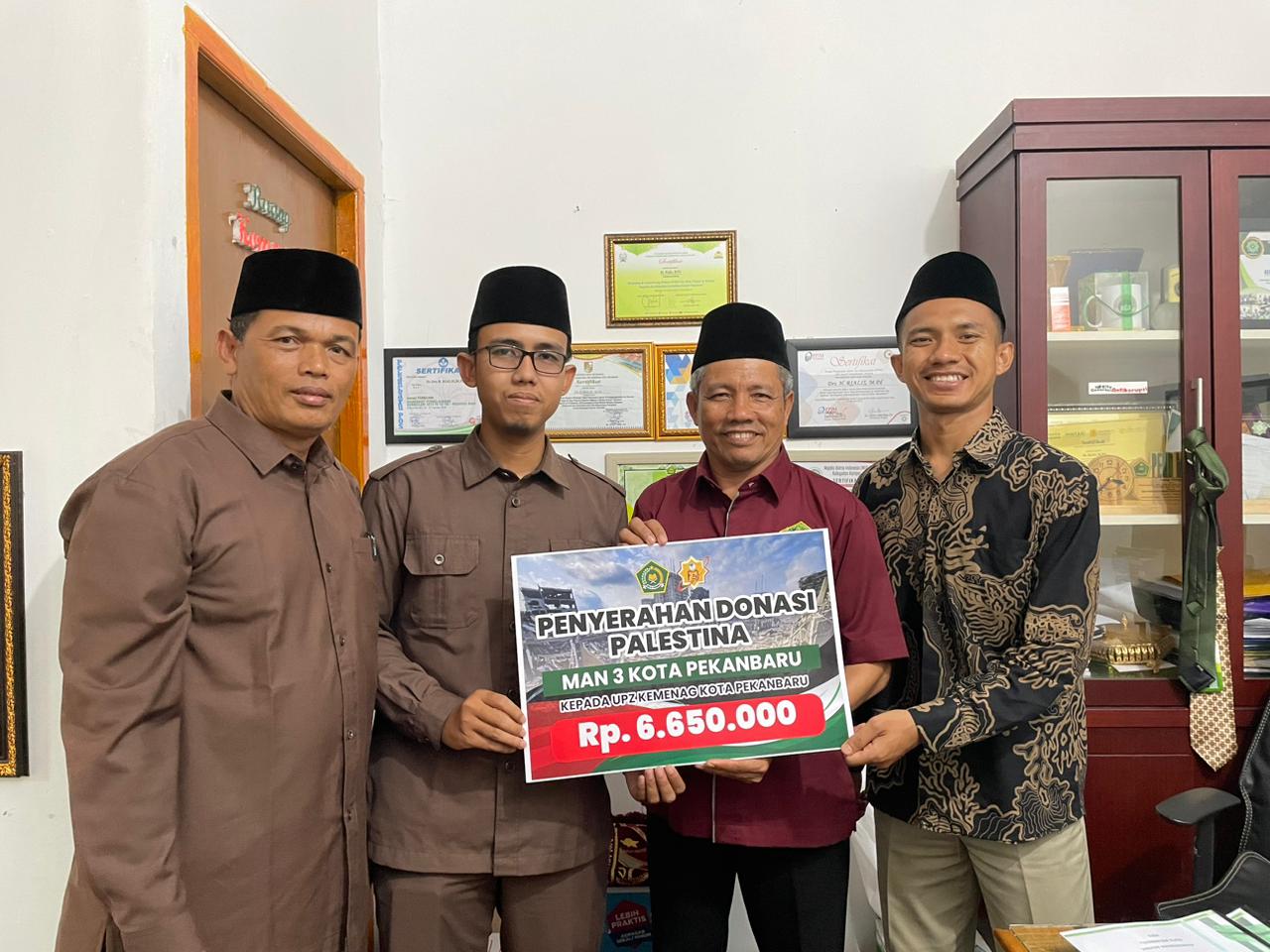 MAN 3 SERAHKAN DONASI UNTUK RAKYAT PALESTINA