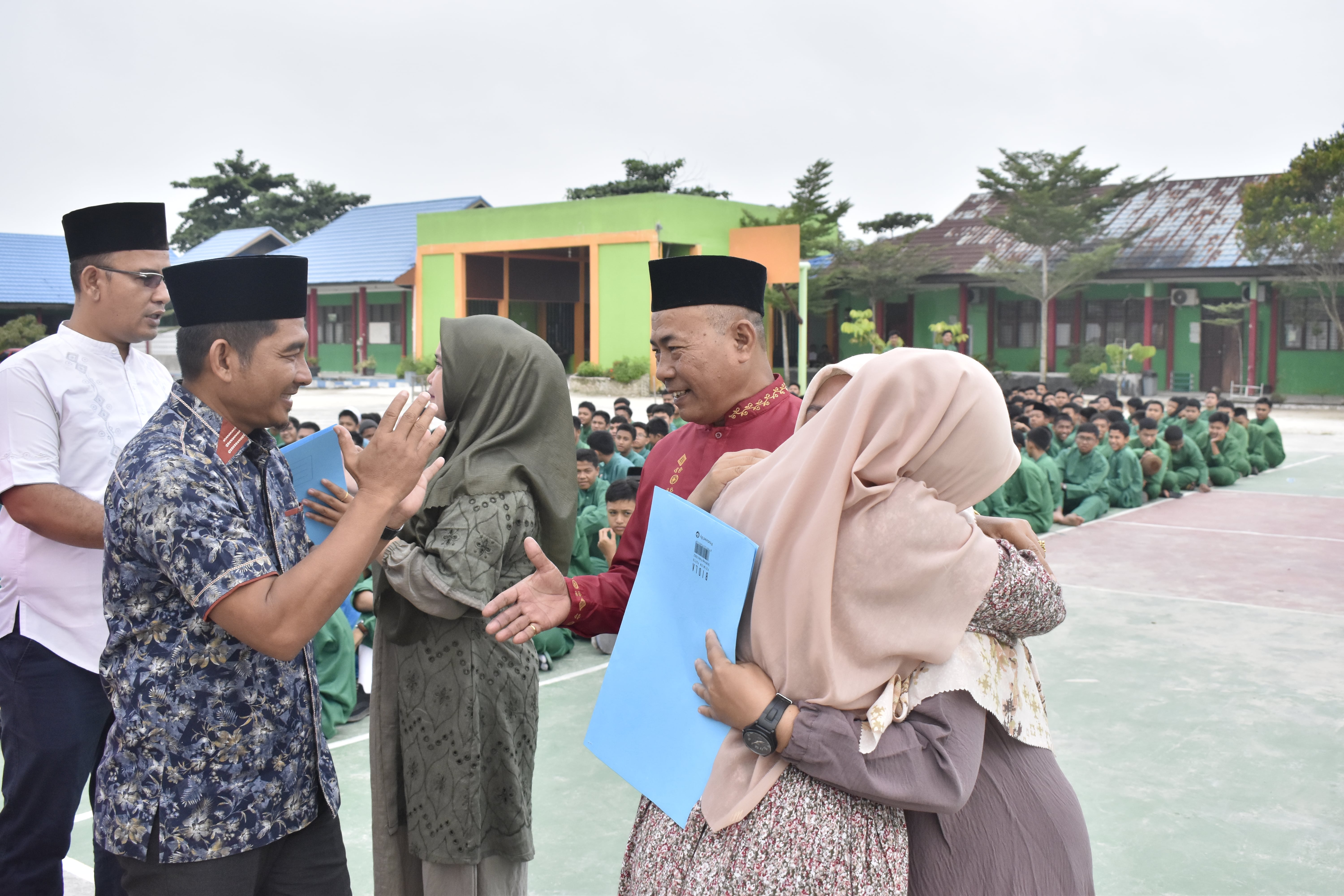 ISAK HARU WARNAI PELEPASAN GURU DAN KARYAWAN MAN 3 KOTA PEKANBARU