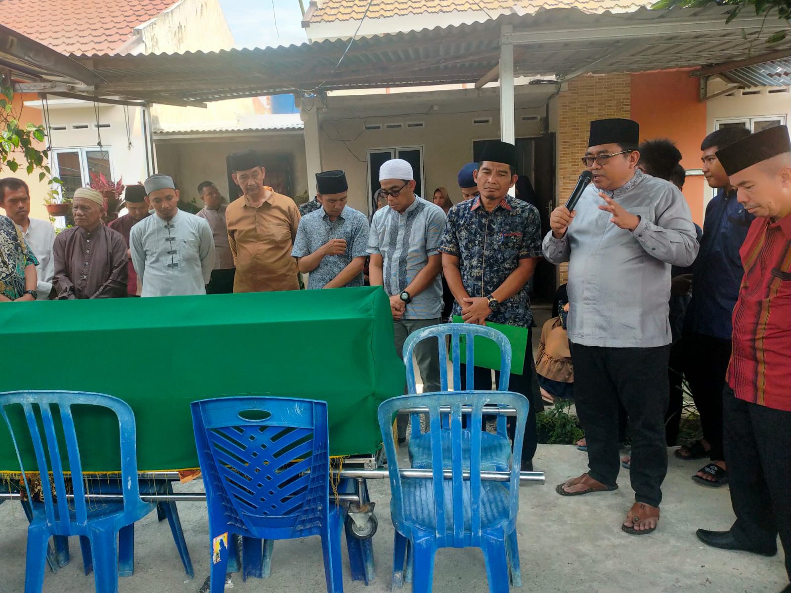 Ka.Subbag TU Kemenag Kota Pekanbaru Melepas Kepergian Jenazah Alm. Syafrizal, S.Si