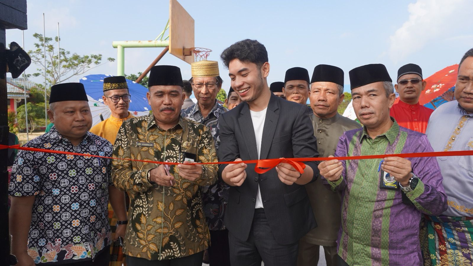 Kakankemenag Lakukan Gunting Pita Tandai Pembukaan Gefest 2024 MAN 3 Pekanbaru.