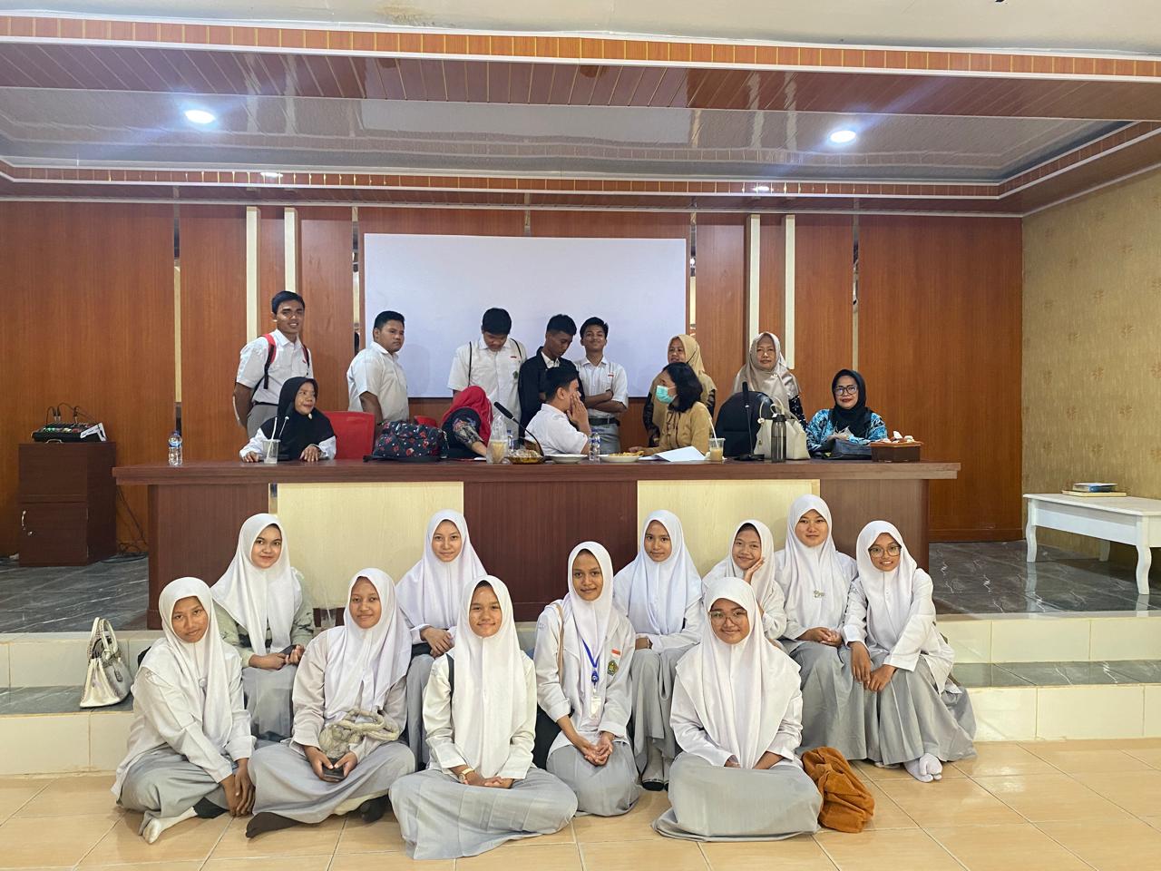 CEK KESEHATAN PARA SISWA MAN 3 DATANGKAN PETUGAS MEDIS