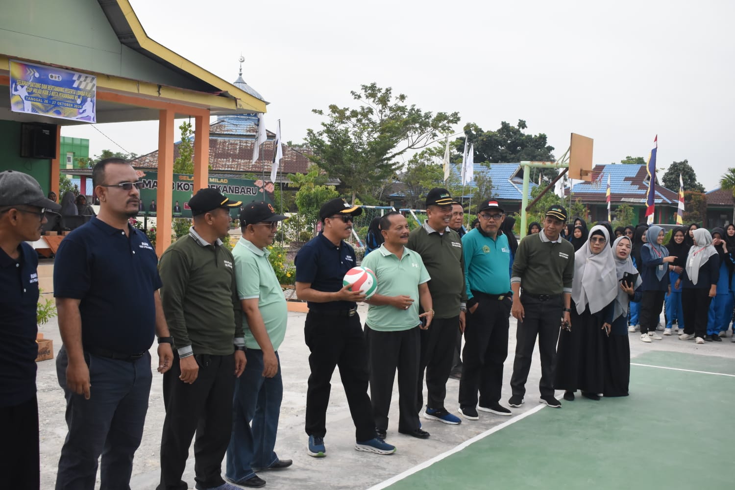 Ka.Kan.Kemenag Kota Pekanbaru Syahrul Maudi,M.A secara resmi membuka pertandingan voli MAN 3 Pekanbaru