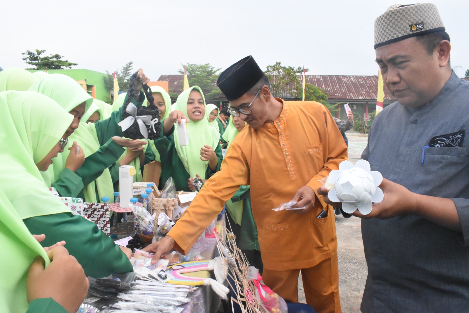 Sukses Gelar P5P2RA , MAN 3 Kota Pekanbaru Berikan Apresiasi Kepada Fasilitator