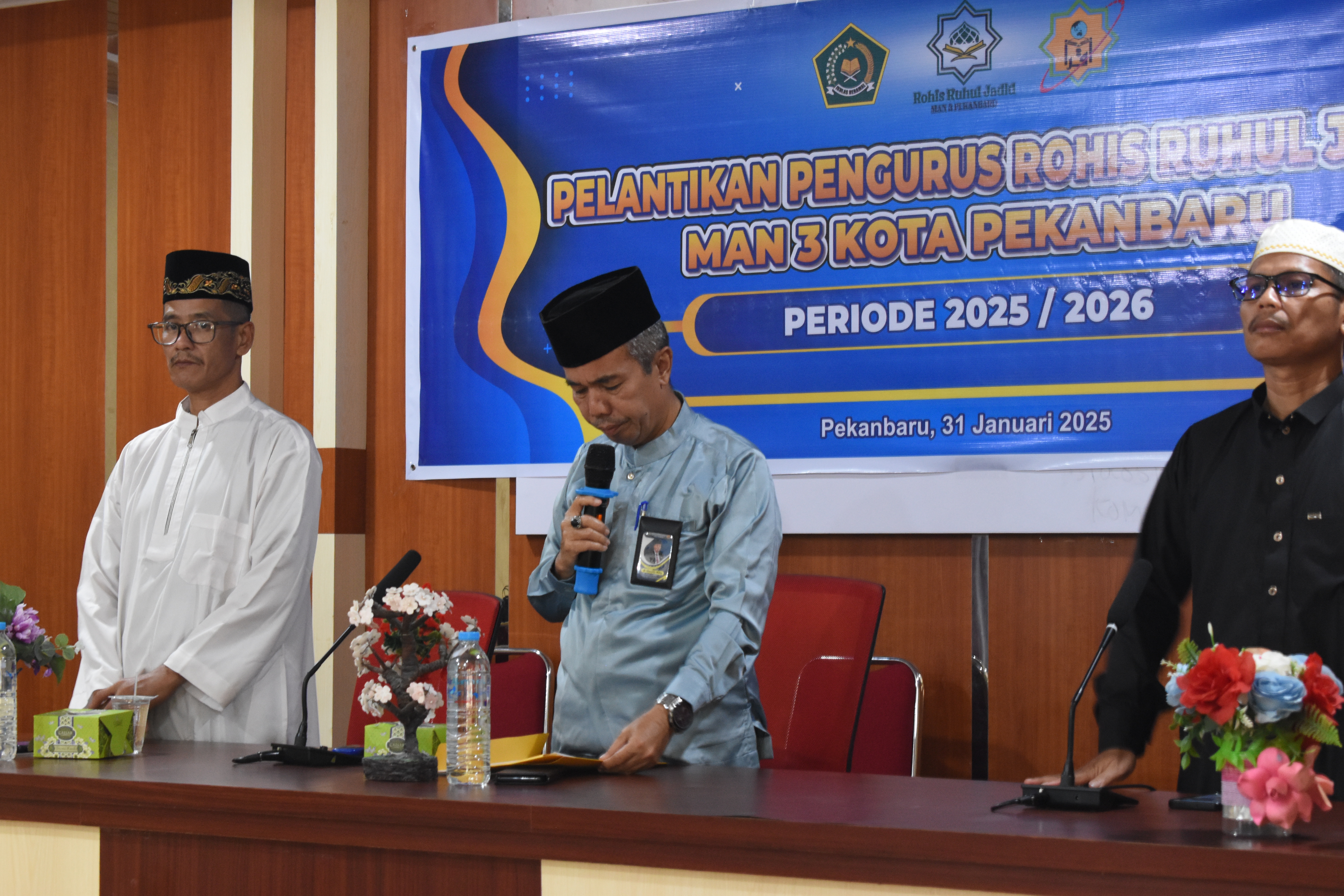 KEPALA MAN 3 PEKANBARU LANTIK KEPENGURUSAN ROHIS RUHUL JADID TAHUN 2025