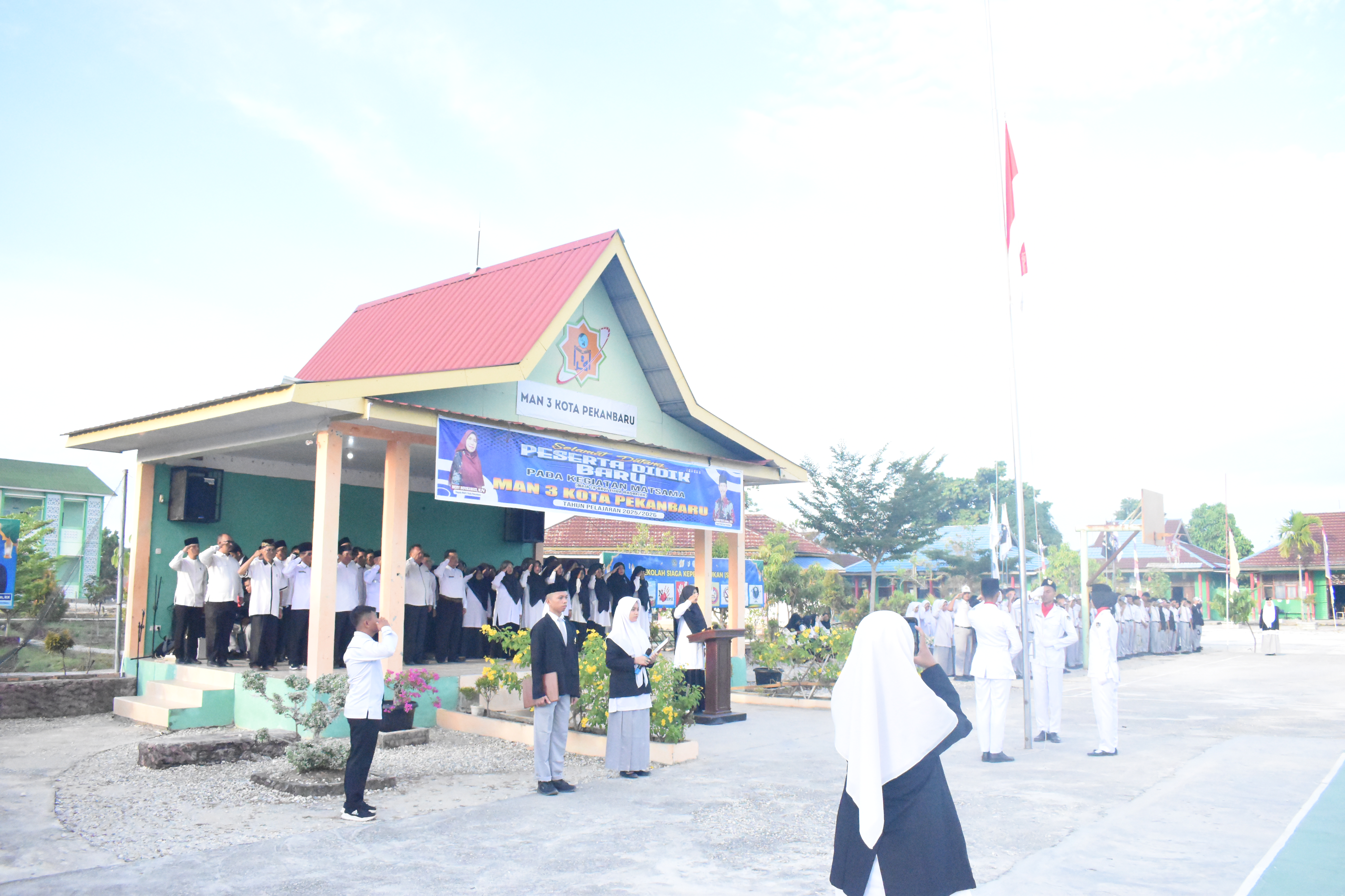 MAN 3 Kota Pekanbaru Gelar Upacara Bendera Awali Tahun Ajaran Baru  2025/2026