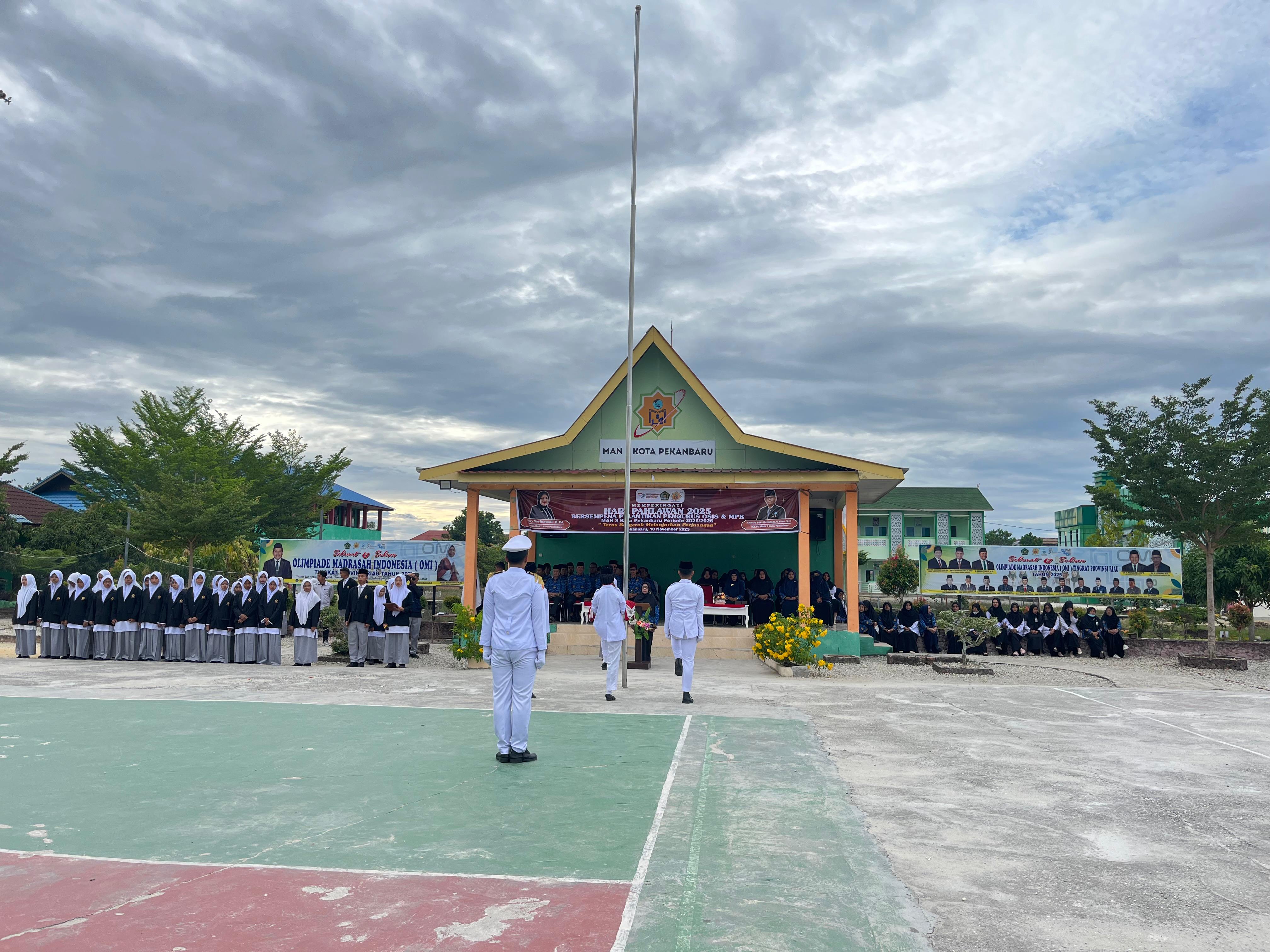 Upacara Hari Pahlawan di MAN 3 Pekanbaru Berlangsung Khidmat dan Penuh Makna