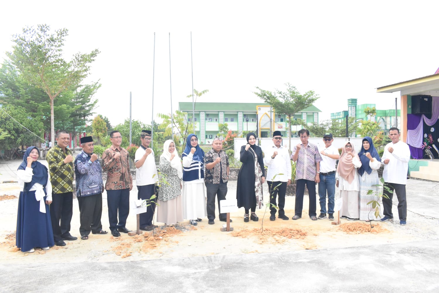 MAN 3 Kota Pekanbaru Bersama Komite Madrasah dan Perwakilan Masyarakat Dukung Kegiatan Penanaman Pohon Program Kemenag Ekoteologi