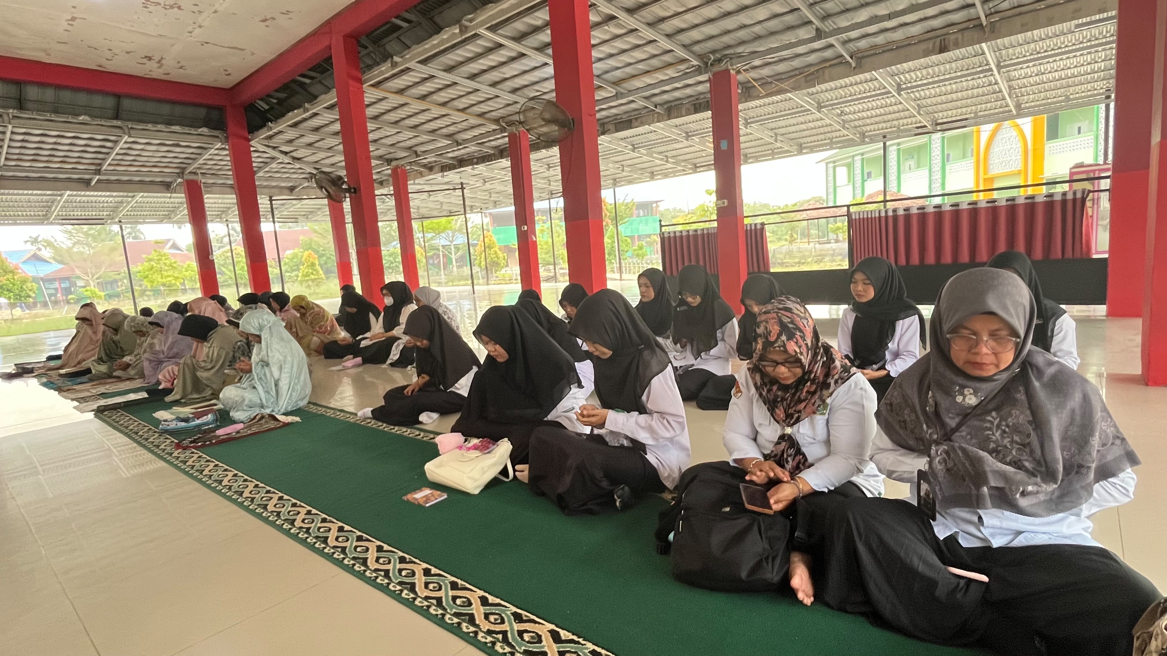 GTK MAN 3 Kota Pekanbaru Awali Pekan dengan Sholat Dhuha, Tadarus, dan Doa Bersama